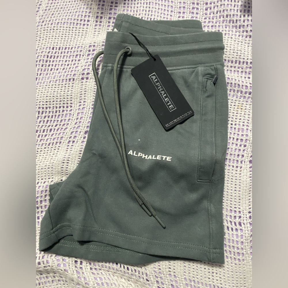 Alphalete NWT Women’s Essential Core Short Sz Small Concrete Casual Pocket